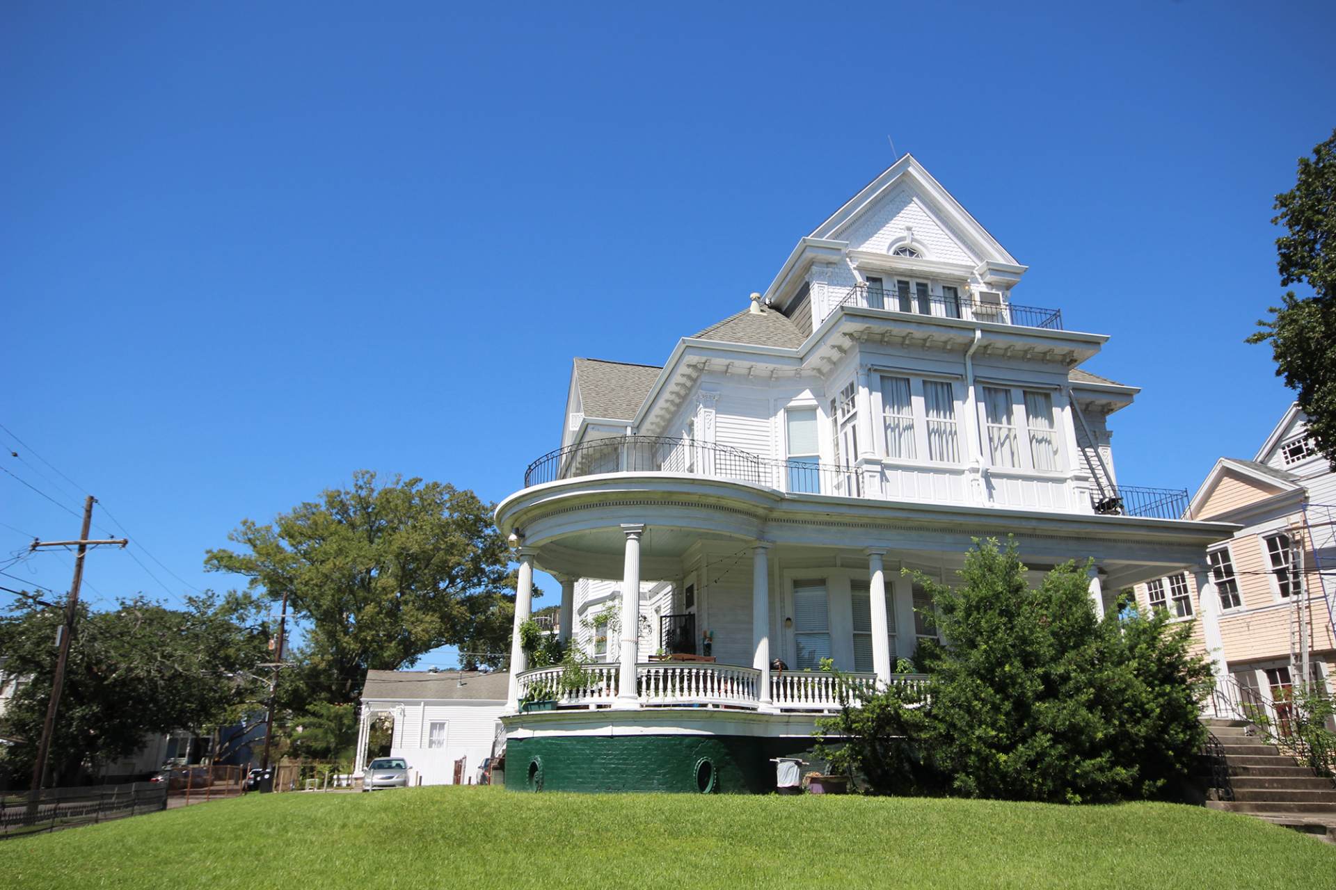 victorian home with curved porch in Milan New Orleans